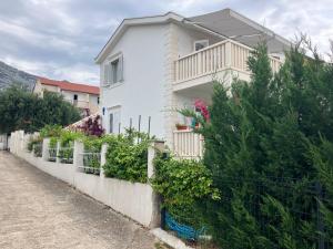 Το κτήριο όπου στεγάζεται  το διαμέρισμα