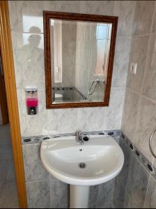 レオンにあるLA CASA DE REYES - WIFI Gratisの白い洗面台と鏡のあるバスルーム +6枚の写真