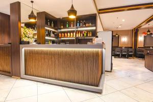 un vestíbulo de un restaurante con bar en FabHotel Kitchen Q Inn - Belaghata, en Calcuta
