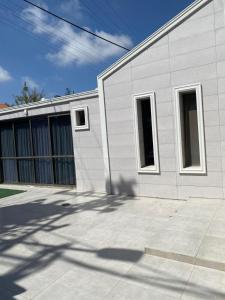 亚实基伦הבית של רוי的一座有两扇大窗户的灰色建筑