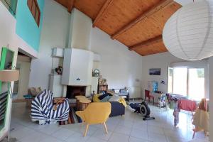 a living room with a couch and chairs at Villa avec jardin et piscine privés in Montpellier