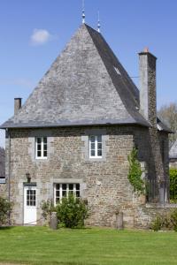 an old brick house with a gray roof at Gite Le Saint Anne in Équilly