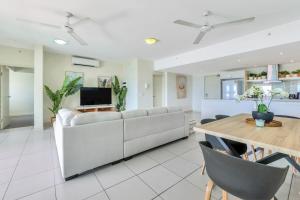 Televisyen dan/atau pusat hiburan di Luxury in Litchfield Street - Heart of the CBD