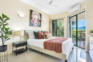 Imagine din galeria proprietății Luxury Retreat in Cairns with Pool în Cairns