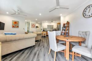 ein Wohnzimmer mit Sofa und Tisch in der Unterkunft 2 Bedroom Top Floor Parap Delight New to Market in Parap