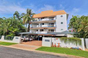 ein großes weißes Gebäude mit einem Parkplatz in der Unterkunft 2 Bedroom Top Floor Parap Delight New to Market in Parap