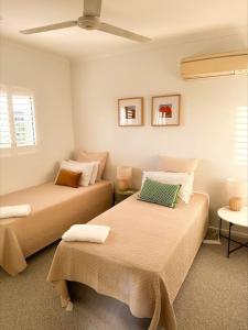 2 Betten in einem Zimmer mit einer Decke in der Unterkunft 2 Bedroom Top Floor Parap Delight New to Market in Parap