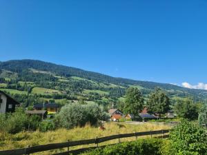 穆劳附近圣洛伦岑Kreischberg Superior with Sauna的山中的一个村庄,有栅栏