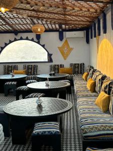 Uma área de estar em Riad Dar Naima Imsouane