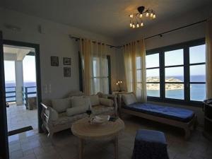 salon z kanapą i stołem w obiekcie Deluxe Crete Villa Villa Mousses 2 Bedroom Villa Private Pool Sea View Sitia w mieście Mochlos