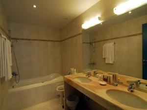 łazienka z umywalką, wanną i toaletą w obiekcie Deluxe Crete Villa Villa Mousses 2 Bedroom Villa Private Pool Sea View Sitia w mieście Mochlos