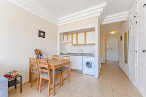 Apartamentos ORLANDO en Costa Adeje的厨房或小厨房