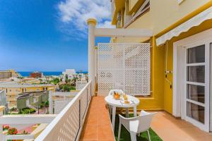Apartamentos ORLANDO en Costa Adeje的阳台或露台