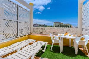Apartamentos ORLANDO en Costa Adeje的阳台或露台