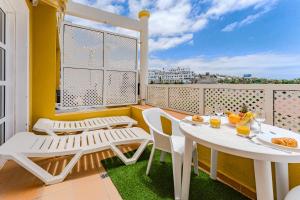 Apartamentos ORLANDO en Costa Adeje的阳台或露台