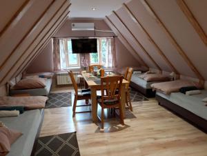 salon ze stołem i jadalnią w obiekcie Apartament Rynek 30 w mieście Osieczna