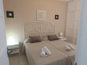 Apartamentos ORLANDO en Costa Adeje客房内的一张或多张床位