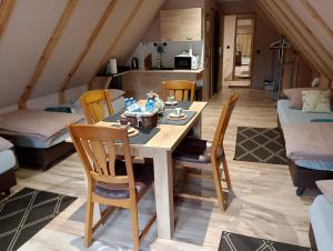 kuchnia i jadalnia ze stołem i krzesłami w obiekcie Apartament Rynek 30 w mieście Osieczna