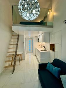 sala de estar con sofá, escalera y cocina en Almar Studio - Albufeira - Praia dos pescadores, en Albufeira