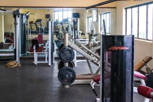 Fitness centrum a/nebo fitness zařízení v ubytování Royal Court Hotel