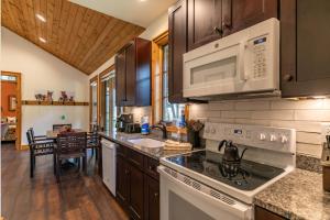 Kuchyň nebo kuchyňský kout v ubytování Carolina Wren Cottage