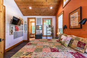 Postel nebo postele na pokoji v ubytování Carolina Wren Cottage