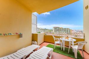 Apartamentos ORLANDO en Costa Adeje的阳台或露台