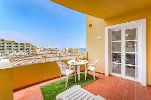Apartamentos ORLANDO en Costa Adeje的阳台或露台