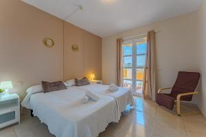 Apartamentos ORLANDO en Costa Adeje客房内的一张或多张床位