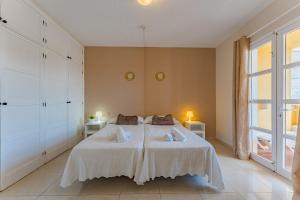 Apartamentos ORLANDO en Costa Adeje客房内的一张或多张床位