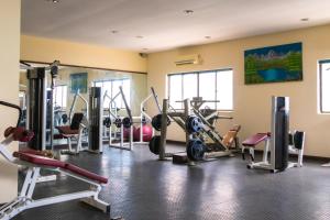 Fitness centrum a/nebo fitness zařízení v ubytování Royal Court Hotel