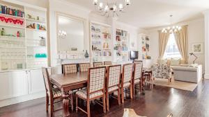 Un comedor con mesa y sillas en Six Selbourne, en Ciudad del Cabo