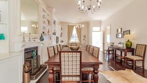 comedor con mesa y chimenea en Six Selbourne, en Ciudad del Cabo