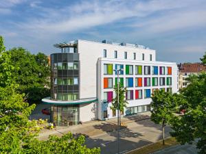 Budova, kde se hotel nachází + 24 fotografií