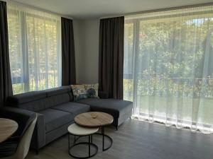 セインツ・コンスタンティン＆ヘレナにあるELINOR Apartments - 3のソファと大きな窓のあるリビングルーム