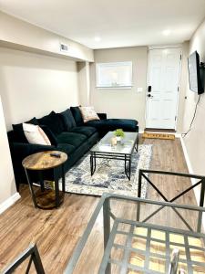 a living room with a black couch and a table at Apartment Free Parking Quiet in Philadelphia