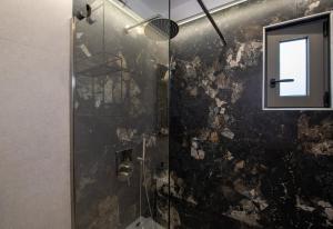 Kalopsia Luxury Apartment Near Chania في مدينة خانيا: حمام مع دش زجاجي مع نافذة +22 صورة