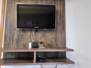 TV a/nebo společenská místnost v ubytování Apartamento dentro de Hotel jardins garagem inclusa
