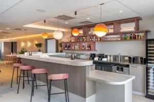 Sevenline Purpan Toulouse酒廊或酒吧区