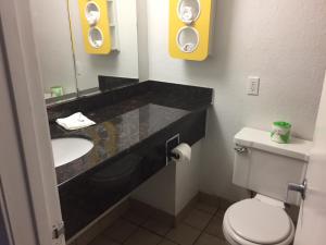 Koupelna v ubytování Motel 6-Waco, TX