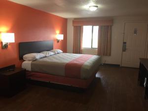 Postel nebo postele na pokoji v ubytování Motel 6-Waco, TX
