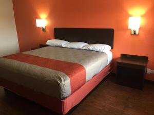 Postel nebo postele na pokoji v ubytování Motel 6-Waco, TX
