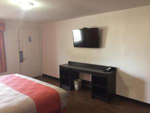 TV a/nebo společenská místnost v ubytování Motel 6-Waco, TX