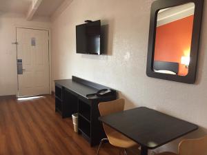 TV a/nebo společenská místnost v ubytování Motel 6-Waco, TX