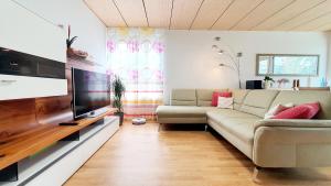 Una sala de estar con un sofá y un televisor de pantalla plana. en 4 Zi-Wohnung 106m2 nahe Stuttgart Airport, en Ostfildern
