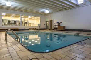 Bazén v ubytování Holiday Inn Hotel & Suites St.Catharines-Niagara by IHG nebo v jeho okolí