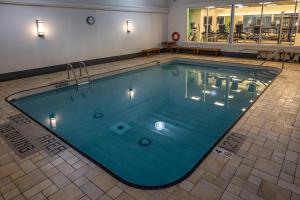 Bazén v ubytování Holiday Inn Hotel & Suites St.Catharines-Niagara by IHG nebo v jeho okolí