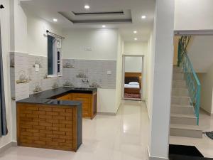 un ampio bagno con lavandino e scala di Jagatram Niwas Guesthouse Dharamkot a Dharamshala
