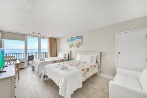 Postel nebo postele na pokoji v ubytování Sandestin Resorts, Bayside, Bay Front Studio