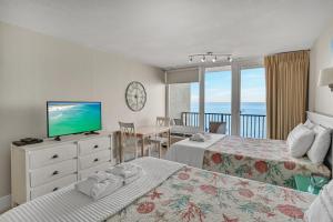 Postel nebo postele na pokoji v ubytování Sandestin Resorts, Bayside, Bay Front Studio